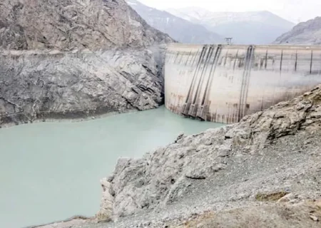 میزان ورودی آب سدهای کشور به نصف مدت مشابه سال گذشته رسید و نیمی از حجم آب پشت سدهای تهران با رسوبات و گل و لای پر شده است‌