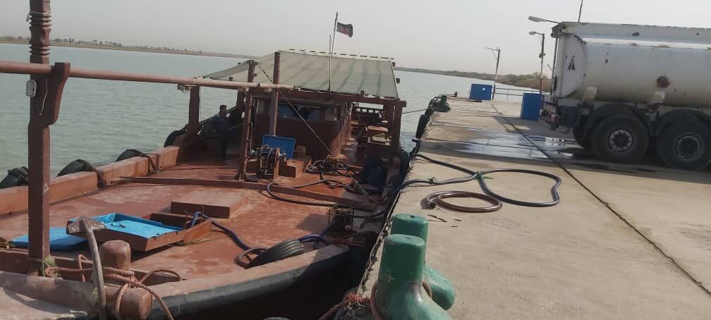 توقیف لنج صیادی حامل ۵۰ هزار لیتر سوخت قاچاق در آبهای شمالی خلیج فارس