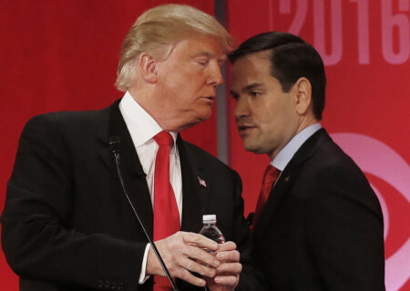 فاینشنال تایمز فاش کرد: این مرد،ترامپ را مجبور به رویکرد سخت علیه ایران کرد