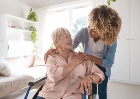 ۹ نکته برای بهبود ارتباط با بیماران آلزایمری/ اشتباه و غلط آنها را اصلاح نکنید