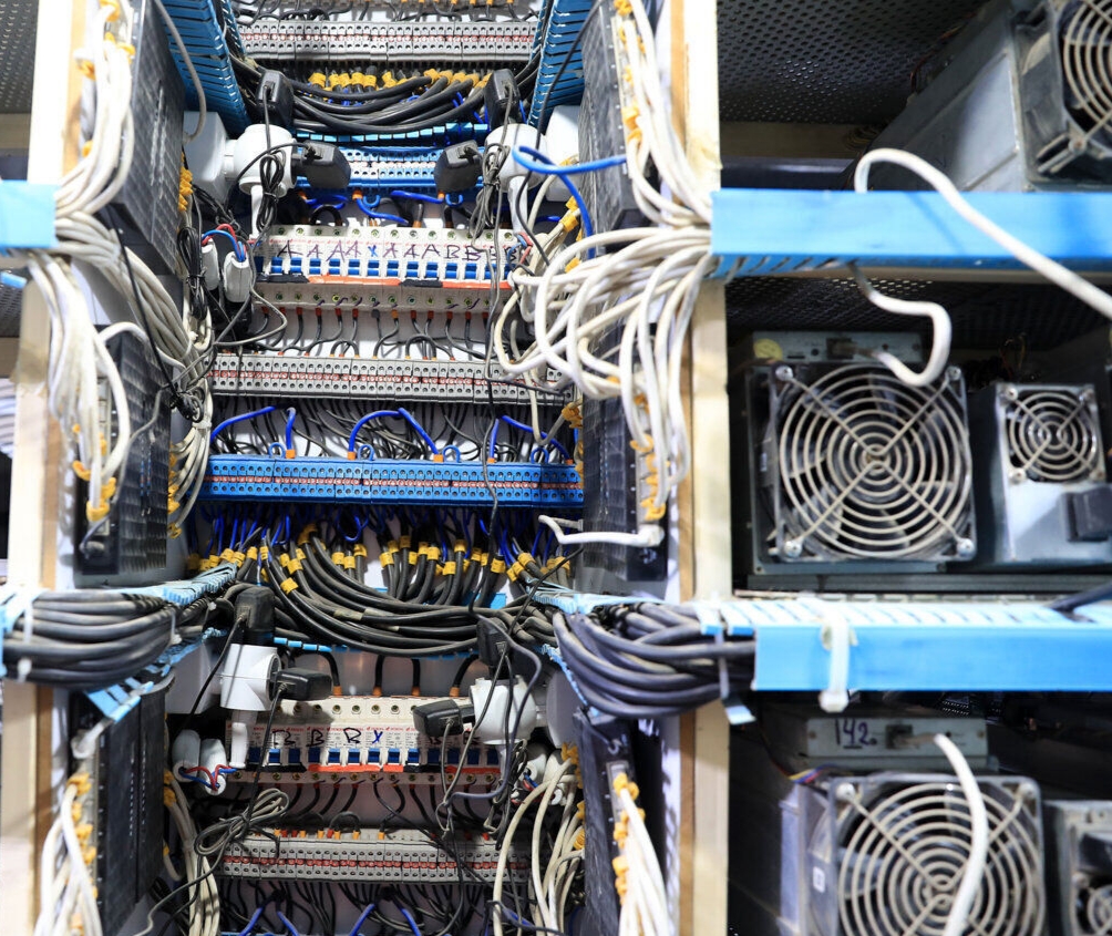 کشف ۷۴ دستگاه ماینر غیرمجاز در اهواز و کارون