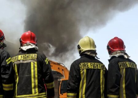 ۹ گروه اطفا در حال مهار آتش در واحد ۷۰ پالایشگاه آبادان