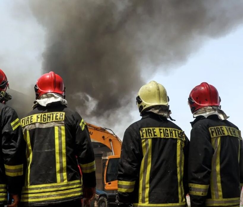 ۹ گروه اطفا در حال مهار آتش در واحد ۷۰ پالایشگاه آبادان