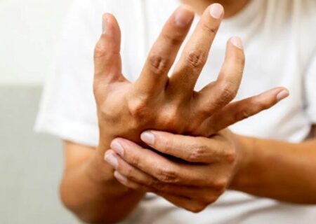 چگونه لرزش دست‌ ها را کاهش دهیم؟ نکات و پیشنهادات علمی