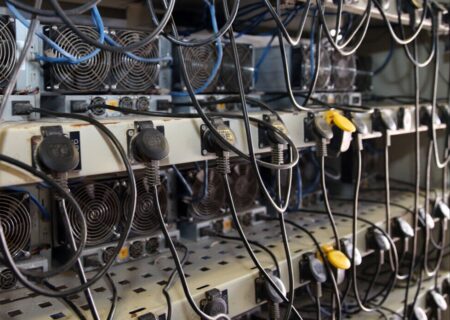 کشف یک مزرعه رمز ارز غیرمجاز در اهواز/ ۱۰۸ دستگاه ماینر ضبط شد