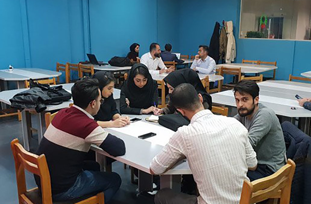 وزارت جوانان دقیقا دارد چه کار میکند؟ / ۲۰ هزار دلار برای هر جوان، هدیه ایران به اقتصاد غرب و شرق ! / از هر ۵ جوان تقریباً یک نفر بیکار است!