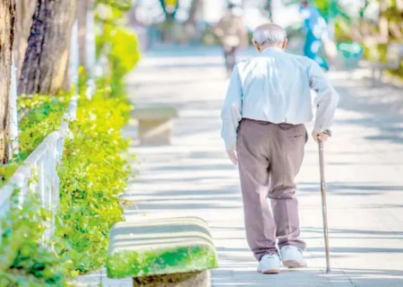 در‌حالی‌که شمار درخور ‌توجهی از بازنشستگان کشور با فقر دست‌و‌پنجه نرم می‌کنند، دولت یارانه و حق اولاد بسیاری از آنها را قطع کرده است