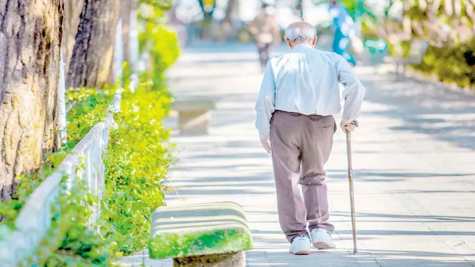 در‌حالی‌که شمار درخور ‌توجهی از بازنشستگان کشور با فقر دست‌و‌پنجه نرم می‌کنند، دولت یارانه و حق اولاد بسیاری از آنها را قطع کرده است