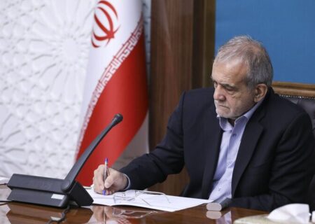 پیشنهاد به پزشکیان: کارمندان سازمانهایی را که فایده ندارند به منزل بفرستید، تا مدتی هم حقوق شان را بدهید