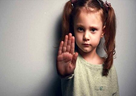 «نه» گفتن را به کودکان بیاموزیم/ چرا لمس بدون رضایت کودک آسیب‌زاست؟/ نقش آموزش حریم شخصی در کودکی