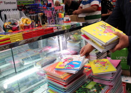 گرانی بی‌سابقه قیمت لوازم‌التحریر/ خانواده‌ها تماشاگر ویترین مغازه‌ها شدند