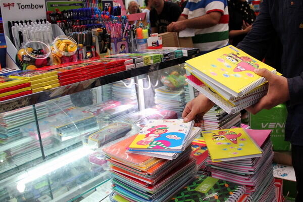 گرانی بیسابقه قیمت لوازمالتحریر/ خانوادهها تماشاگر ویترین مغازهها شدند