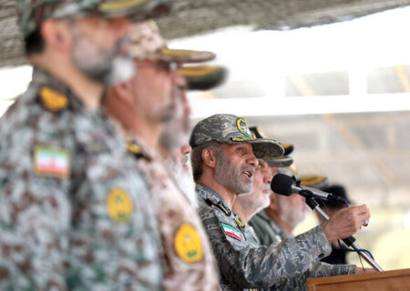 فرمانده کل ارتش: دشمن را زیر نظر داریم و با هر کار اشتباه او به شدت برخورد خواهیم کرد