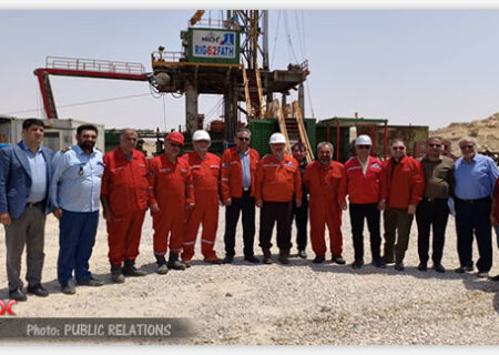 كاركنان اقماری در سخت ترین شرایط اقلیمی و گرمای شدید بی وقفه در راستای حفظ ، نگهداشت و افزایش تولید تلاش می كنند