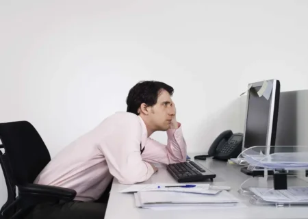 استرس نشستن از خودش خطرناک‌تر است؛ بررسی این سوال آیا نشستن از سیگار کشیدن خطرناک تر است؟/ برای یافتن جواب به روستاهای آفریقا می رویم