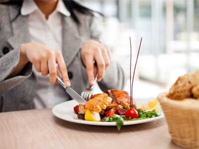 وعده غذا را کمتر از ۲۰ دقیقه می‌خورید، چگونه هنگام غذا خوردن سرعت را کم کنیم؟