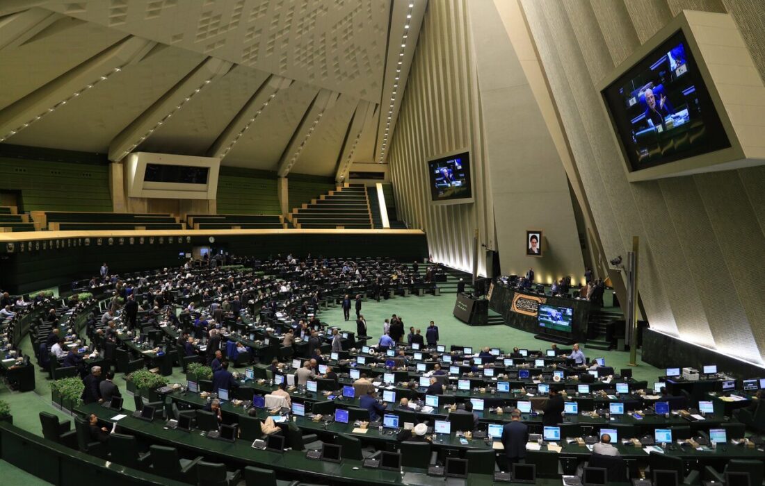 گودرزی: در هیات رییسه با روشی که نه سیخ بسوزد نه کباب موضوع ارجاع درخواست استیضاح 4 وزیر را تعیین تکلیف میکنیم