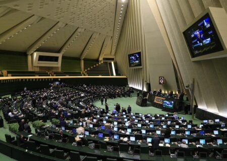 گودرزی: در هیات رییسه با روشی که نه سیخ بسوزد نه کباب موضوع ارجاع درخواست استیضاح 4 وزیر را تعیین تکلیف می‌کنیم