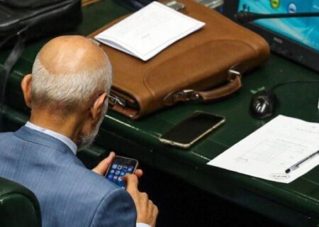 آقایانی که فضا را ملتهب می‌کنند خودشان در پستو درگیر خط سفید هستند/ از روز اول که به مجلس آمدیم سیم کارت بدون فیلتر به ما پیشنهاد شد