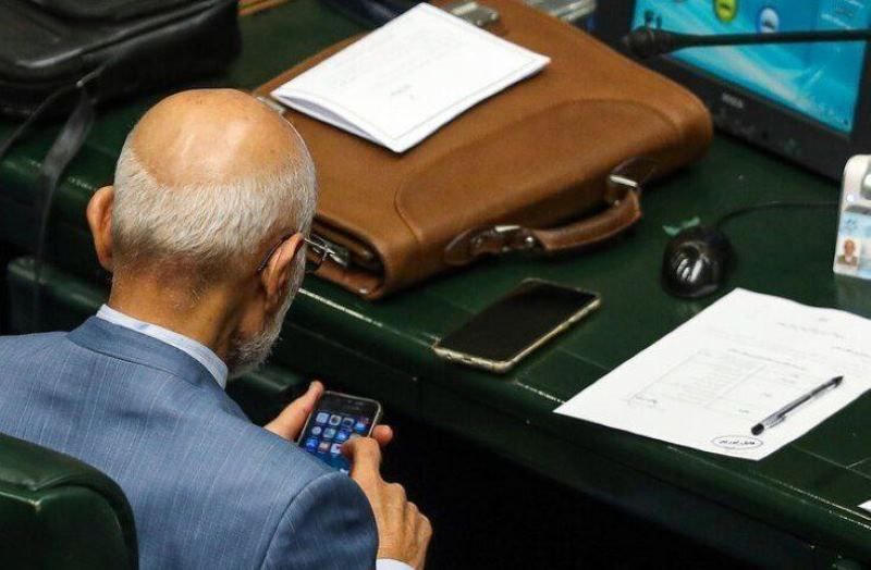 آقایانی که فضا را ملتهب می‌کنند خودشان در پستو درگیر خط سفید هستند/ از روز اول که به مجلس آمدیم سیم کارت بدون فیلتر به ما پیشنهاد شد