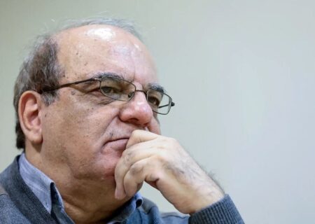 خطاب تند عباس عبدی به پزشکیان در مورد قیمت بنزین: خود دانید و مملکت تون!