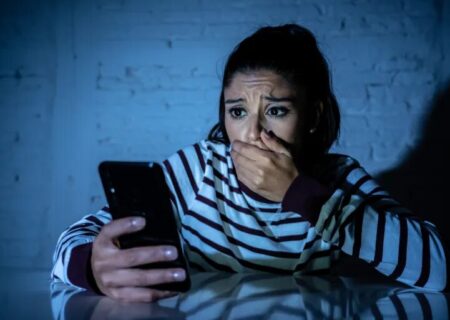 فوبیای تلفن؛ چرا نسل Z از پاسخ دادن به تماس‌ها اجتناب می‌کنند؟