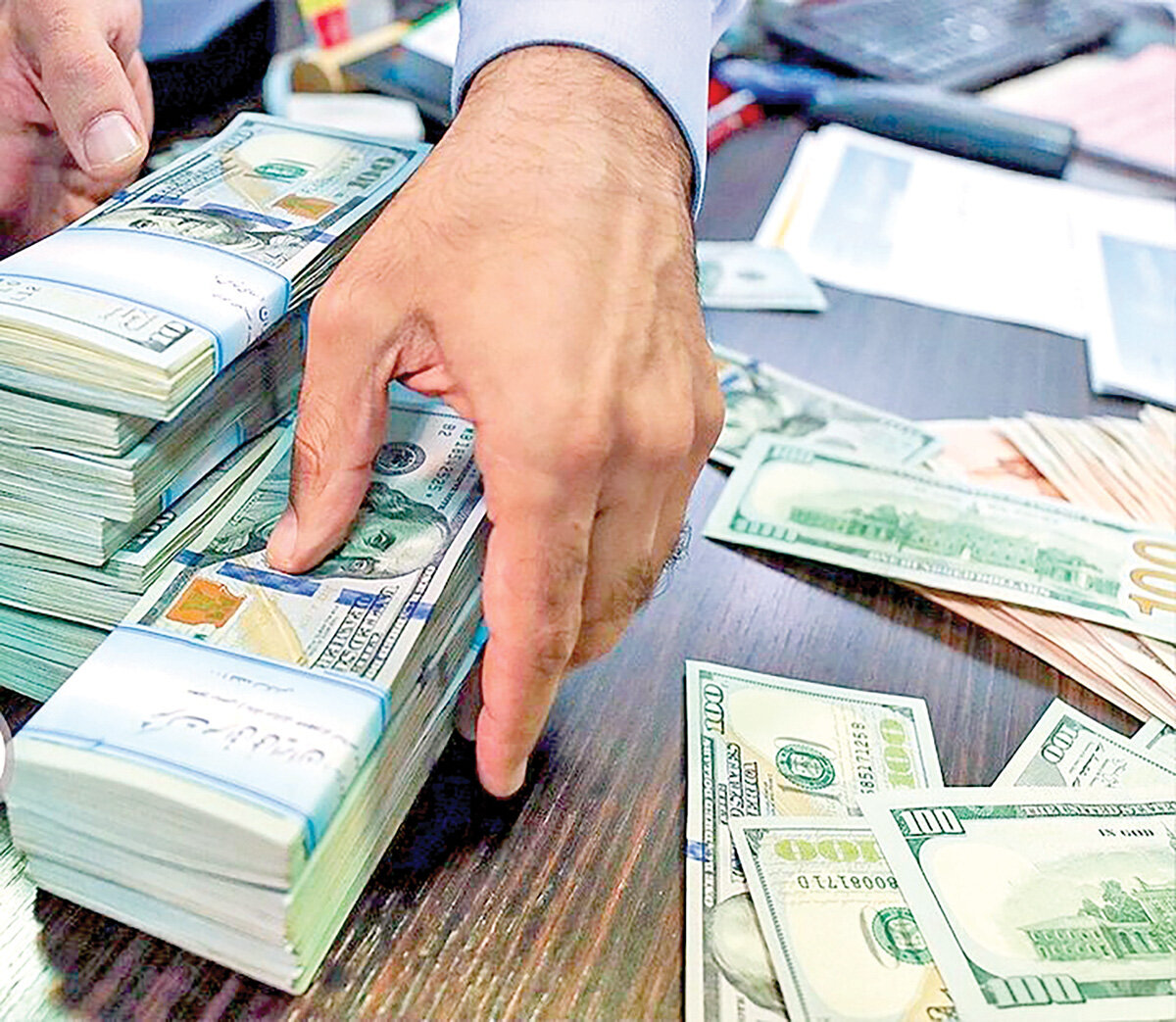 قیمت دلار، یورو و سایر ارزها امروز ۲ آذر/ دلار باز هم ریخت