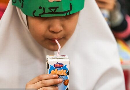 «شیر» تنها در مدارس ۴ استان توزیع شد/ توزیع در سراسر کشور منوط به پای کار آمدن شرکتهای لبنی