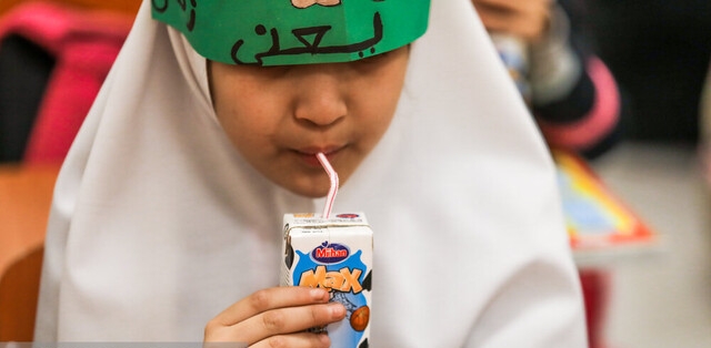 «شیر» تنها در مدارس ۴ استان توزیع شد/ توزیع در سراسر کشور منوط به پای کار آمدن شرکتهای لبنی