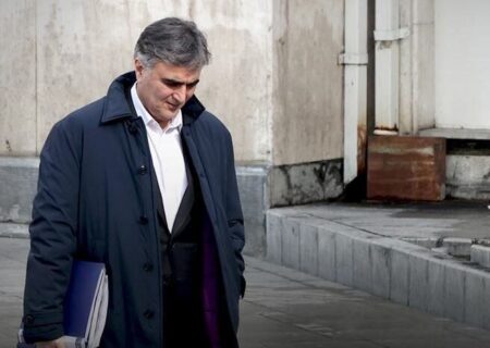 چرا اصولگرایان مخالف دولت، تقصیر بالارفتن قیمت دلار را به گردن همه می اندازند جز رئیس بانک مرکزی؟