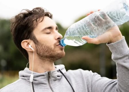 نوشیدن بیش از حد آب چه عوارضی برای بدن دارد؟