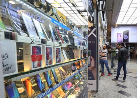 گزارش میدانی از اعتراضات پراکنده جمعی از موبایل فروشان حوالی ظهر امروز 