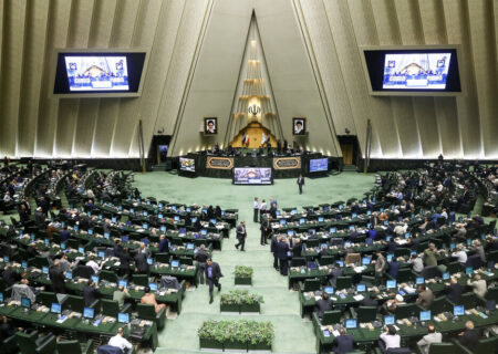 تا وقتی این نماینده های مجلس را داریم که به راحتی دروغ می گویند و تهمت می زنند چه نیازی به دشمن؟