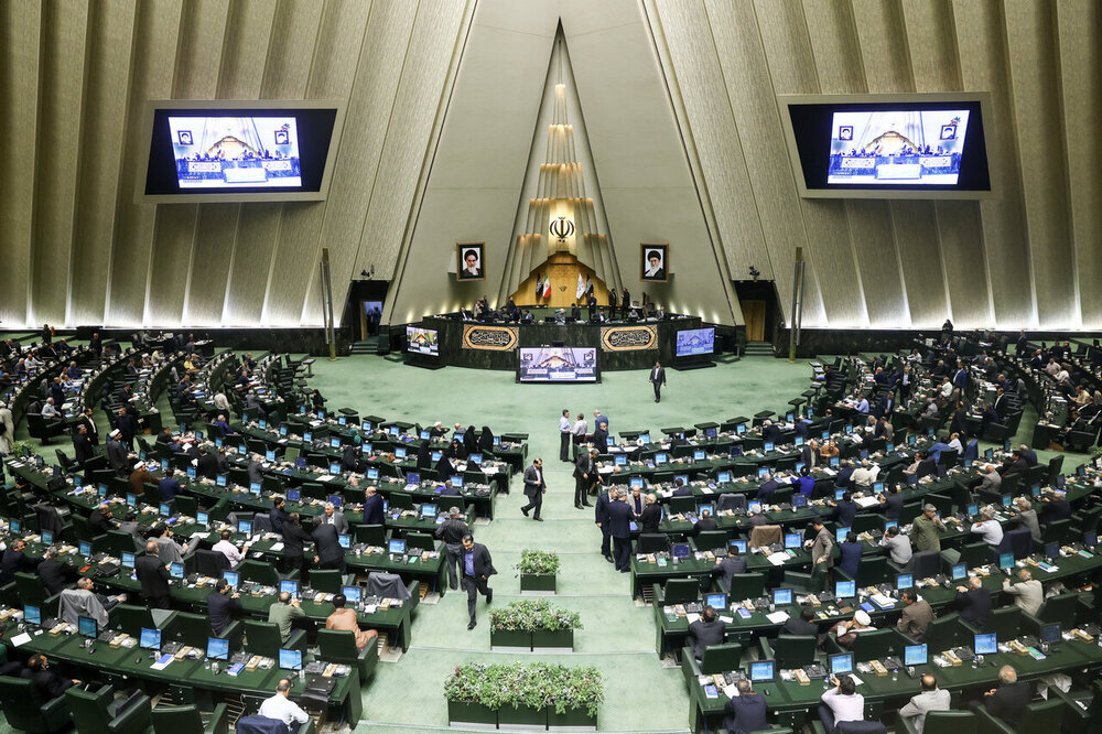 تا وقتی این نماینده های مجلس را داریم که به راحتی دروغ می گویند و تهمت می زنند چه نیازی به دشمن؟