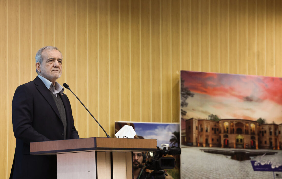 آقای پزشکیان:احزاب و شخصیتها را دور هم جمع می کنید که نمایش بدهید حرف تان را شنیدم/ خیلی زود تنها شدید آقای رئیس جمهور!