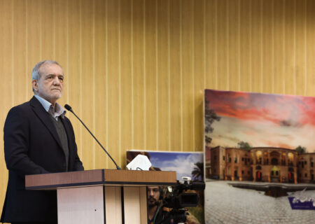 آقای پزشکیان:احزاب و شخصیتها را دور هم جمع می کنید که نمایش بدهید حرف تان را شنیدم/ خیلی زود تنها شدید آقای رئیس جمهور!