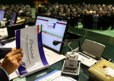 پیش‌بینی یک کارشناس از اثرات بودجه ۱۴۰۵/ ندری: سال سختی در پیش است؛ فشار انقباضی به کارکنان دولت منتقل می‌شود