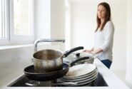 چرا نباید ظروف کثیف را شب تا صبح در سینک رها کنید؟