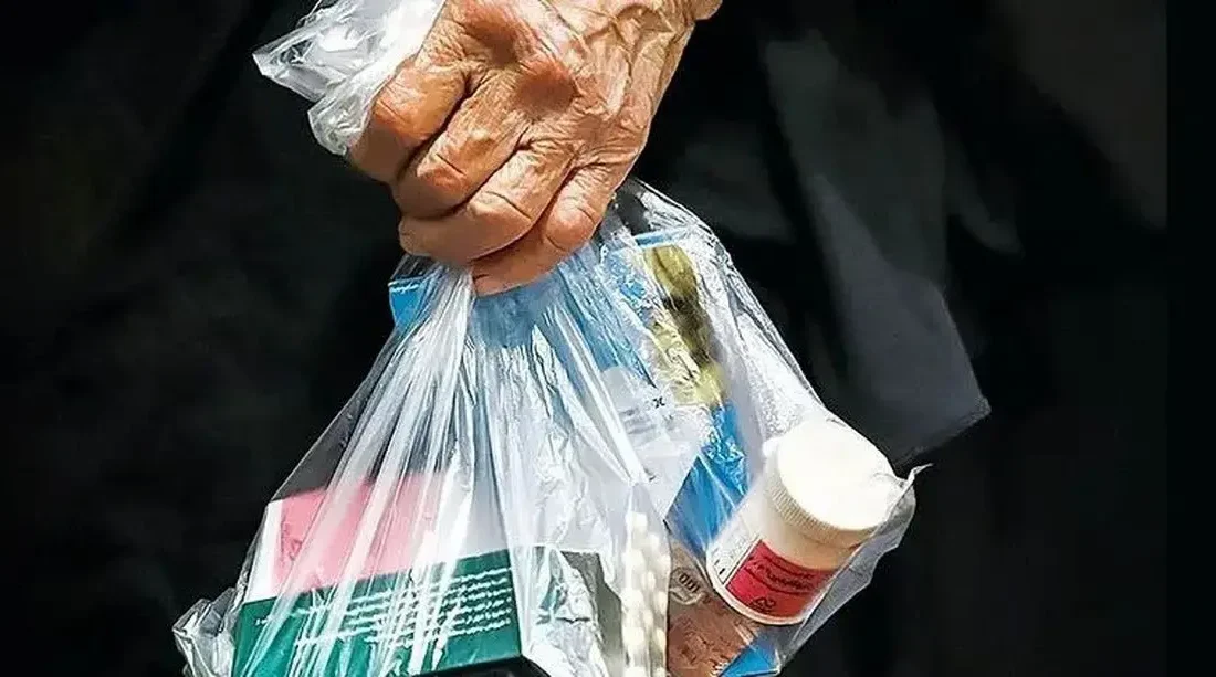 «دارو» ماه به ماه گران می‌شود؛ بیمه تائید نمی‌کند، پولدار، آزاد می‌خرد و بی پول دست خالی برمی‌گردد