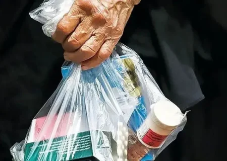 «دارو» ماه به ماه گران می‌شود؛ بیمه تائید نمی‌کند، پولدار، آزاد می‌خرد و بی پول دست خالی برمی‌گردد