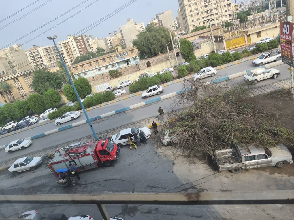 سقوط درخت بر خودرو در اهواز؛ امداد بی‌نتیجه