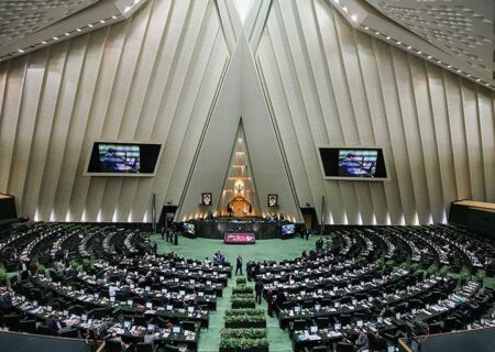 بانک‌های ناتراز منحل یا ادغام شوند