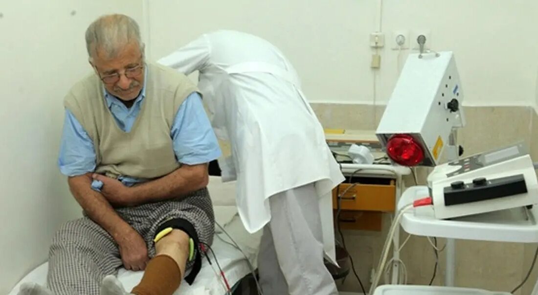 بازنشستگان زیر تیغ هزینههای درمان/ سالمندان برای تامین پول دوا و دکتر داراییهایشان را میفروشند