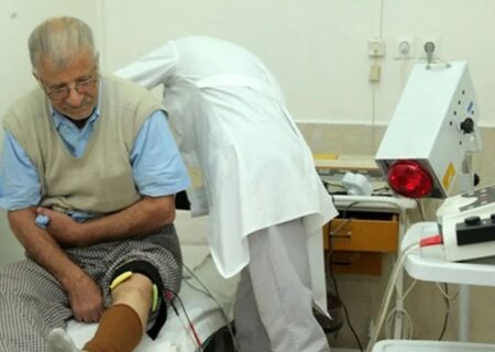 بازنشستگان زیر تیغ هزینه‌های درمان/ سالمندان برای تامین پول دوا و دکتر دارایی‌هایشان را می‌فروشند