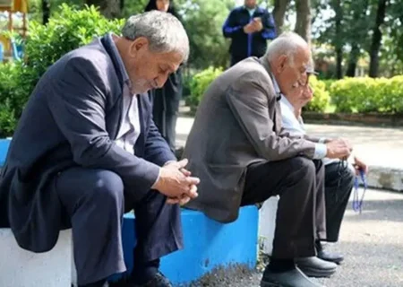 فرصت دو ماهه بازنشستگان برای ثبت‌نام و یا انصراف از بیمه تکمیلی/ مشکلات اجرای قانون الزام