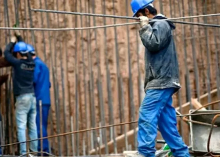 معیشت دشوار کارگران فصلی/ نه حقوق مناسب نداریم، نه سابقه بیمه