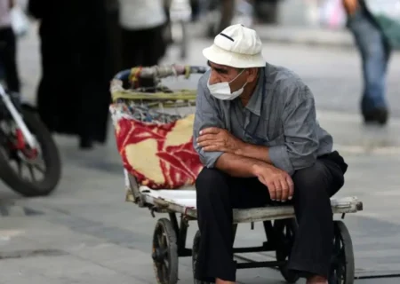 چرا کارگران و بازنشستگان تاوان می‌دهند؟/ مالیات سنگین با حقوق زیر ۱۰۰ دلار!