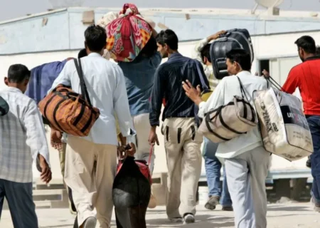 کارگرانی که در مسیر کولبری از سرما یخ می‌زنند/ کارگران ساختمانی در حسرت یک بیمه ساده