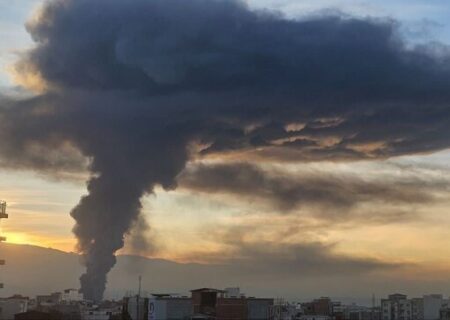 تخلیه موقت روستای سوته‌کلای آمل در پی حریق شرکت لبنیاتی کاله